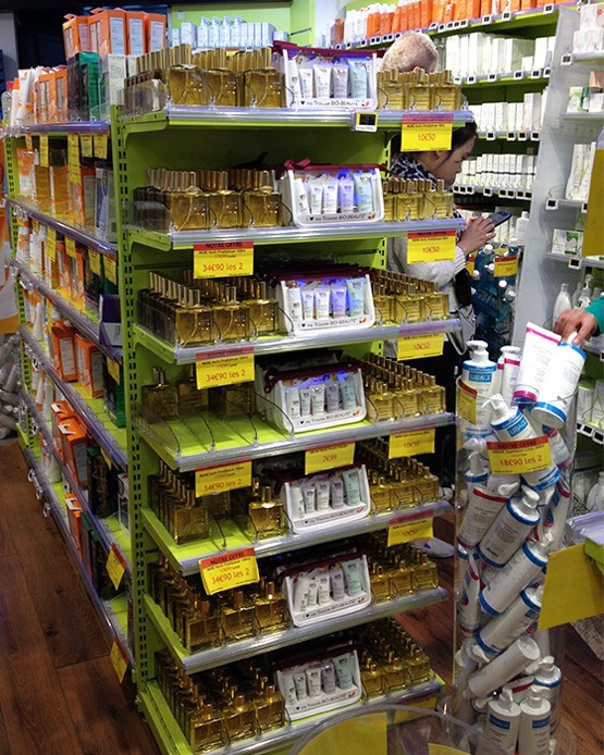 O Huile Prodigieuse, óleo multifuncional da marca francesa Nuxe, ganha destaque e prateleira própria na Pharmacie Monge. Vale a pena testar é um dos itens mais cobiçados nas farmácias.