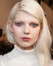 Delineador inusitado: o segredinho do look criado por Tom Pecheux na Paris Fashion Week