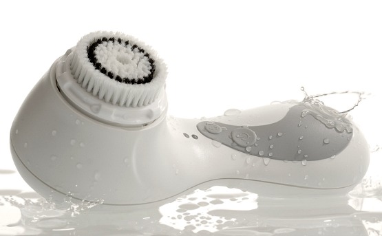 Escovinha Clarisonic modelo Plus – o mais completo da marca, que serve para o rosto e o corpo.