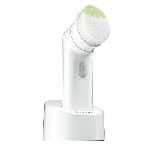 Clinique Sonic System: lançado no meio de 2014, segue o modelo do Clarisonic, com escovinha que deve ser trocada depois de um período de uso. Ela tem um design chanfrado com o objetivo de alcançar melhor os cantinhos do rosto.