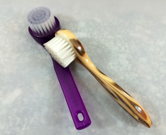 Escovinhas manuais para limpeza facial das marcas Sephora e Condor: a primeira comprei esta semana, a segunda estou usando há quase três meses.