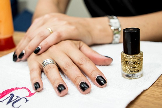 ...e uma border nail com a base da unha decorada com esmalte dourado e com esmalte flocado também dourado, o da coleção Barroco Tropical. Qual delas você prefere?