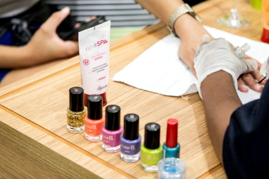 Os esmaltes usados nas nail arts: o flocado dourado da coleção Make B. Barroco Tropical, do inverno passado, os quatro tons vibrantes da coleção Make B. Tropical Colors, deste verão, e o azul-esverdeado metalizado da coleção Intense Sereias Urbanas também deste verão.