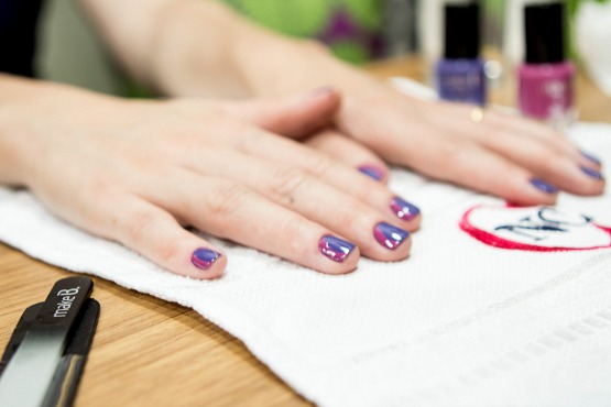 Algumas das nail arts que fizeram sucesso entre as convidadas: border nail lateral com os tons azulado e pink de Make B...