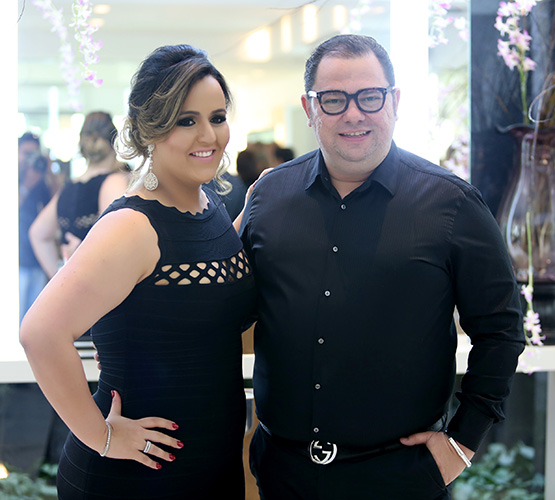 Junior e sua sócia, Juliana Freire no dia da inauguração: comemorando o que já se mostrava uma parceria de muito sucesso.