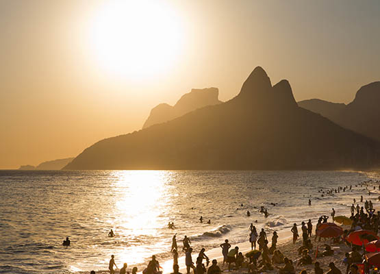 RIO DE JANEIRO, BRAZIL - 2011/02/13: Sunset at Ipanema Beach, Rio de Janeiro, Brazil. (Photo by Flavio Veloso/Brazil Photos/LightRocket via Getty Images)