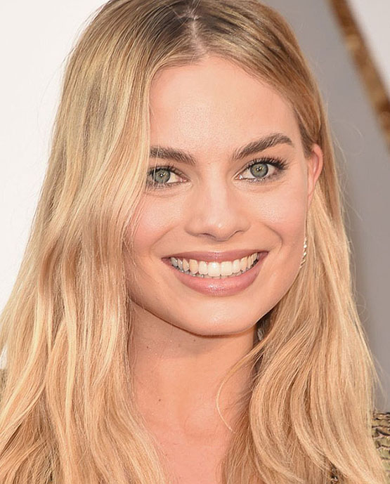 beleza-beauty-editor-acontece-fernando-torquatto-aponta-tendencias-margot-robbie-superloiro-cabelo-loiro-bege-amanteigado