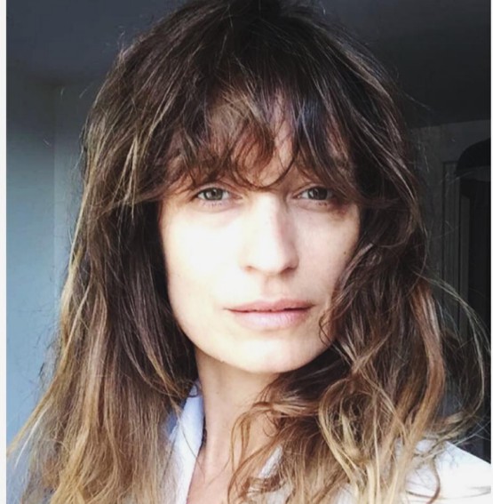 Caroline, de cabelos recém cortados, no seu Instagram pessoal