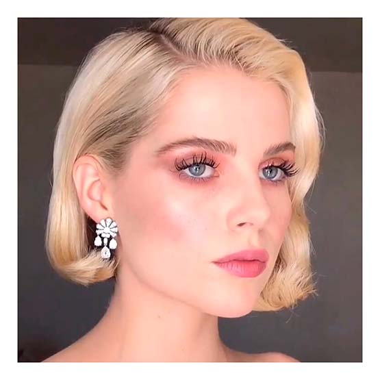 Lucy Boynton com maquiagem rosada no Oscar 2019