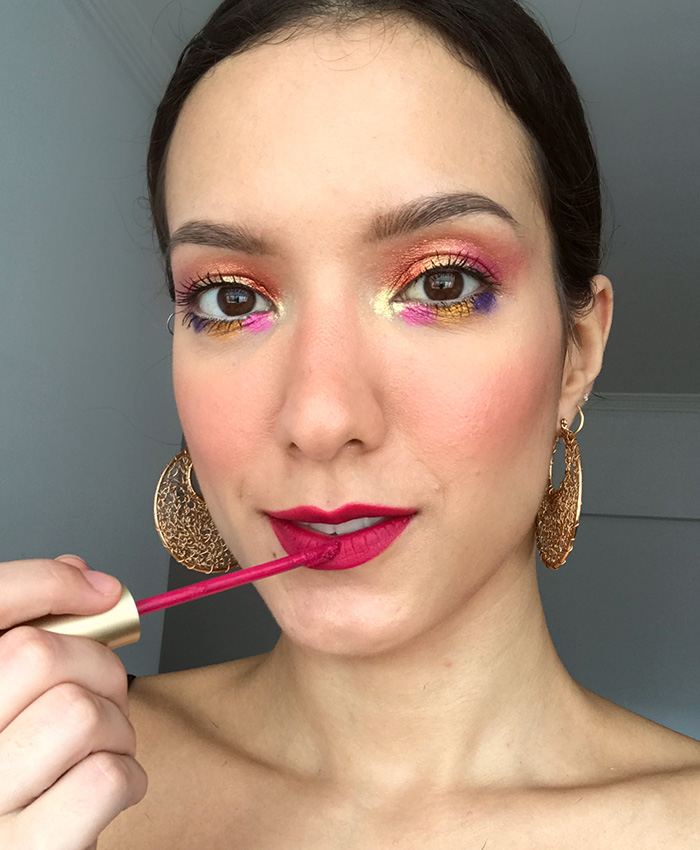 Mulher Bonita Segurando Paleta Maquiagem Várias Cores Carnaval