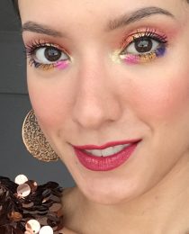 Maquiagem de Carnaval: passo a passo com look cheio de glitter e de cor