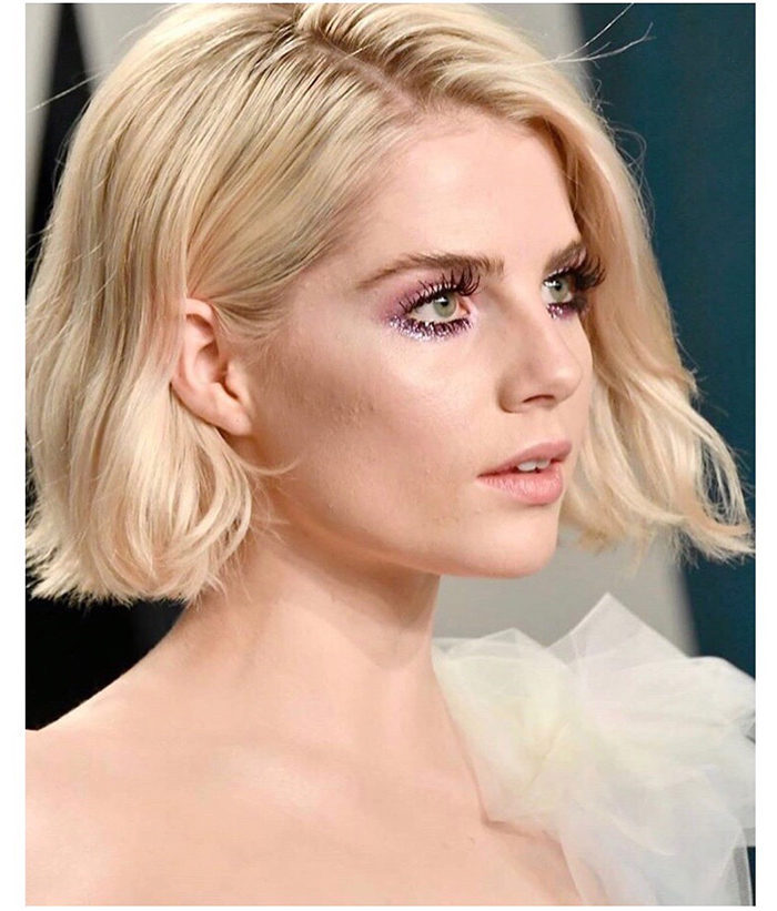 Lucy Boynton usa sombra lilás Oscar 2020