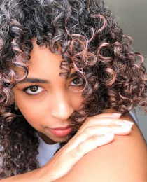 cabelo cacheado com mechas rosée