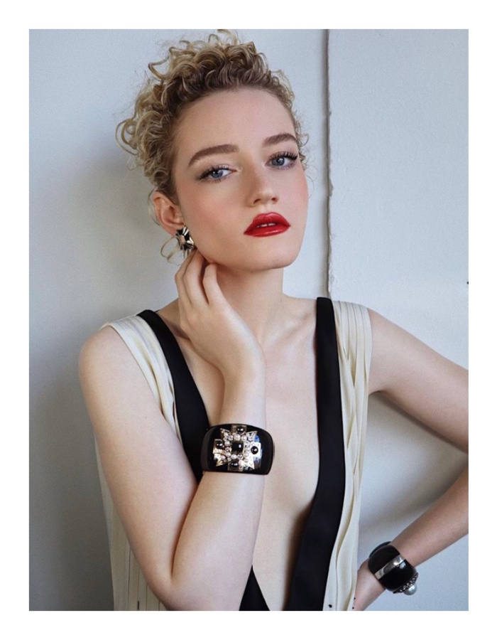 Julia Garner usa batom Chanel vermelho nos Golden Globes