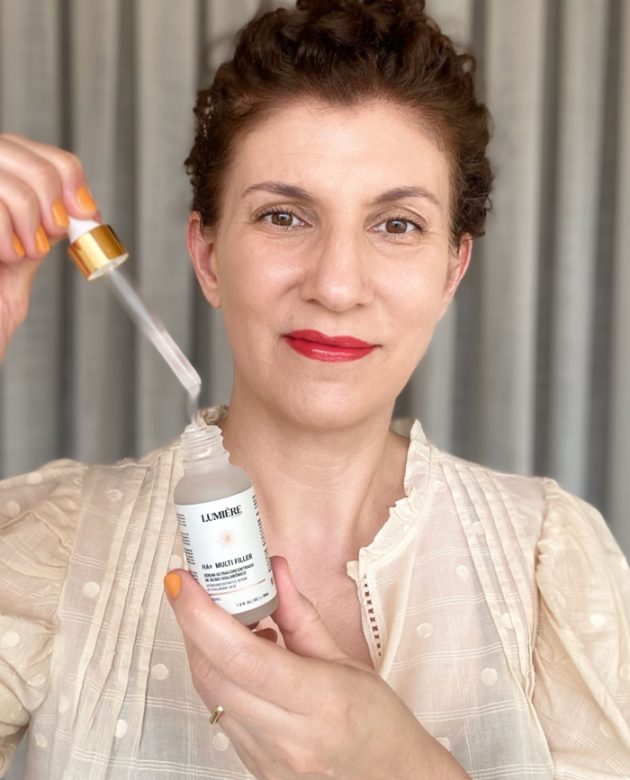 Maria Cecília Prado mostra sérum com ácido hialurônico