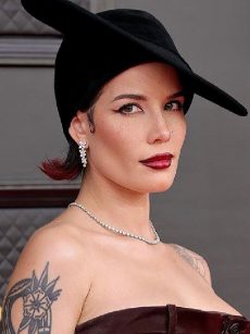 Cantora Halsey usa maquiagem com delineador